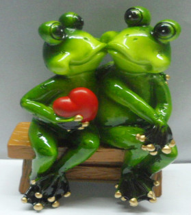 12cm Green Marble Look Frog Lovers On Bench