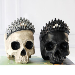 Resin Skull With Tiara 2 Asstd